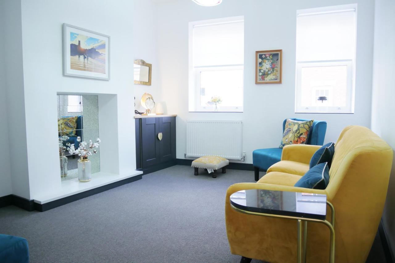 One Bedroom Luxury Ground Floor Apartment With Parking In Heart Holt Holt  Exterior foto