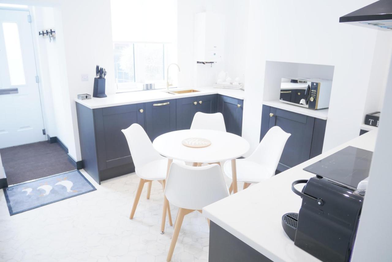 One Bedroom Luxury Ground Floor Apartment With Parking In Heart Holt Holt  Exterior foto
