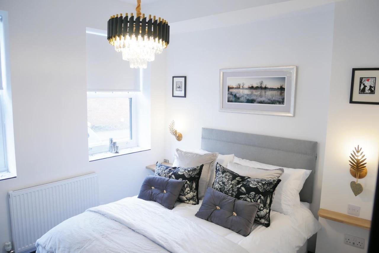 One Bedroom Luxury Ground Floor Apartment With Parking In Heart Holt Holt  Exterior foto